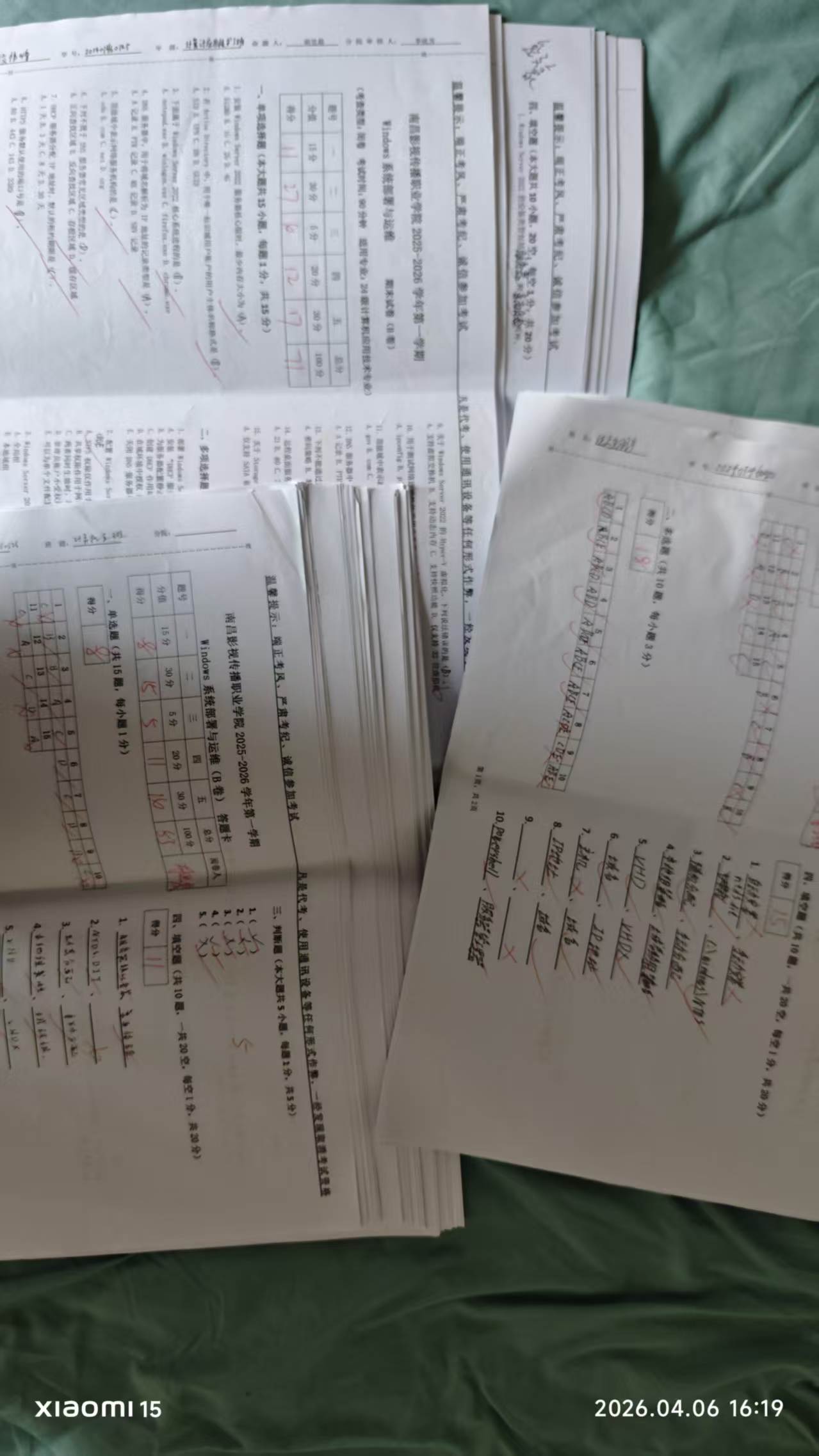 试卷堆叠全景 - 散乱在桌上的补考卷