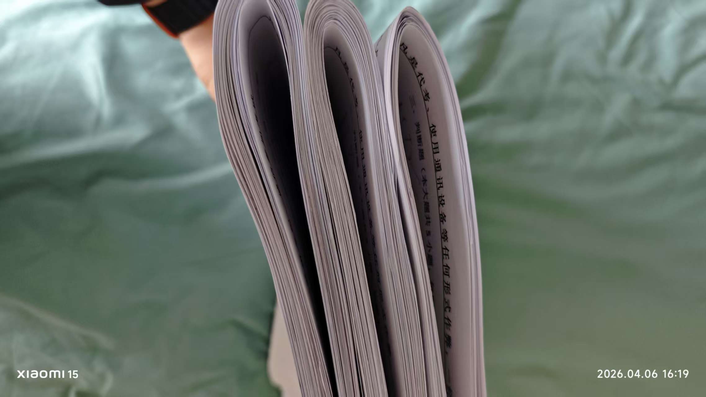 试卷厚度特写 - 单手捏住试卷侧面